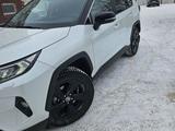 Toyota RAV4 2021 года за 17 200 000 тг. в Актобе