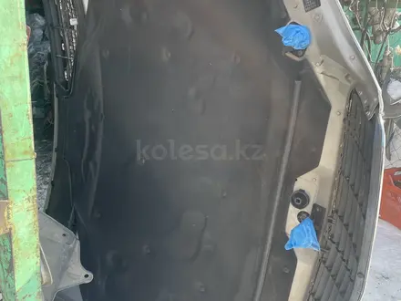 Капот с рещёткой рейсталинг сборе в отличном состоянии за 33 330 тг. в Алматы