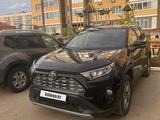 Toyota RAV4 2019 года за 15 200 000 тг. в Уральск – фото 2