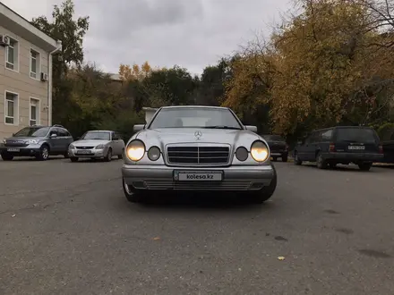 Mercedes-Benz E 240 1998 года за 2 600 000 тг. в Усть-Каменогорск