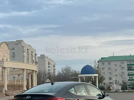 Hyundai Elantra 2018 года за 5 200 000 тг. в Уральск – фото 2