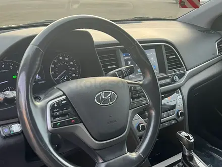 Hyundai Elantra 2018 года за 5 200 000 тг. в Уральск – фото 8