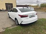 Hyundai Accent 2022 года за 5 300 000 тг. в Уральск – фото 2