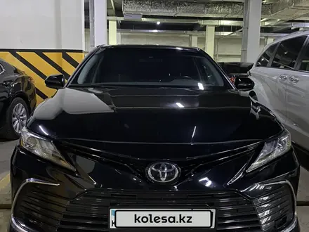 Toyota Camry 2021 года за 15 450 000 тг. в Астана