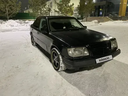 Mercedes-Benz E 320 1993 года за 1 750 000 тг. в Караганда – фото 2