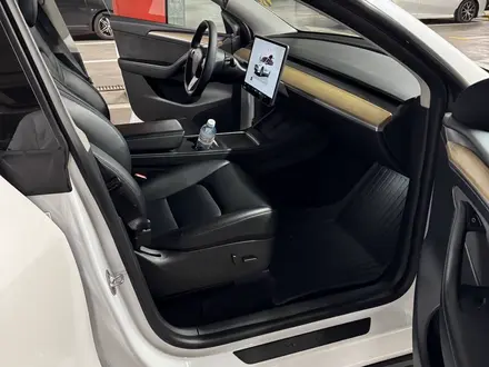Tesla Model Y 2022 года за 18 000 000 тг. в Алматы – фото 26