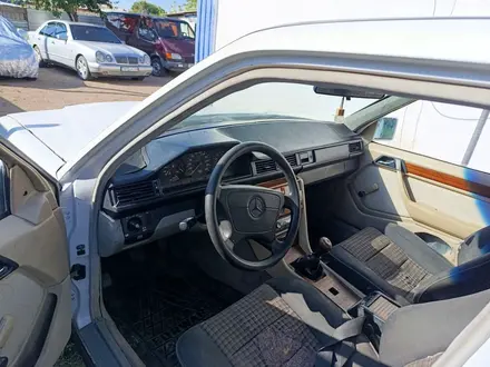 Mercedes-Benz E 200 1987 года за 700 000 тг. в Караганда – фото 8