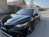 Toyota Camry 2018 года за 9 000 000 тг. в Шымкент – фото 3