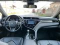 Toyota Camry 2018 года за 8 900 000 тг. в Шымкент – фото 13