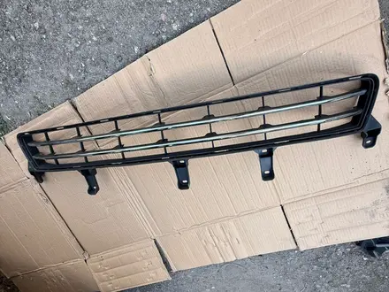 Решетка бампера LEXUS Lx570 за 3 000 тг. в Алматы – фото 2
