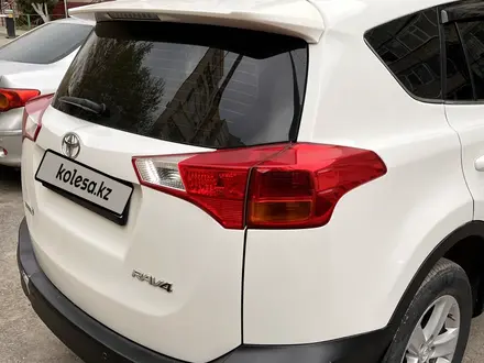 Toyota RAV4 2015 года за 9 000 000 тг. в Актобе – фото 4