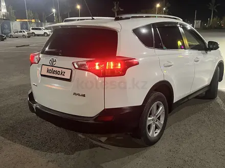 Toyota RAV4 2015 года за 9 000 000 тг. в Актобе – фото 14