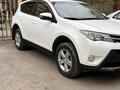 Toyota RAV4 2015 года за 9 000 000 тг. в Актобе – фото 2