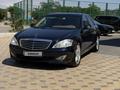 Mercedes-Benz S 550 2006 года за 7 500 000 тг. в Актау – фото 2