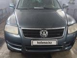 Volkswagen Touareg 2004 года за 3 600 000 тг. в Актобе – фото 2