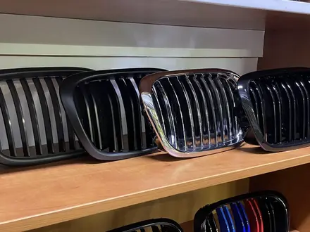 Решетка радиатора (ноздри) BMW E39 за 10 000 тг. в Алматы – фото 2