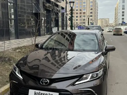 Toyota Camry 2023 года за 17 900 000 тг. в Атырау – фото 2