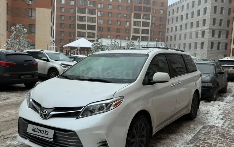 Toyota Sienna 2015 годаfor11 500 000 тг. в Астана