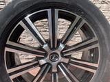 Диски с шиной на LEXUS LX570 состояние новое оригинал за 250 000 тг. в Астана – фото 3