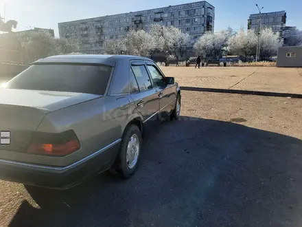 Mercedes-Benz E 200 1993 года за 2 300 000 тг. в Сатпаев – фото 6