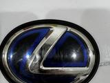 Эмблема, значек, логотип Lexus GS гибрид за 8 000 тг. в Алматы