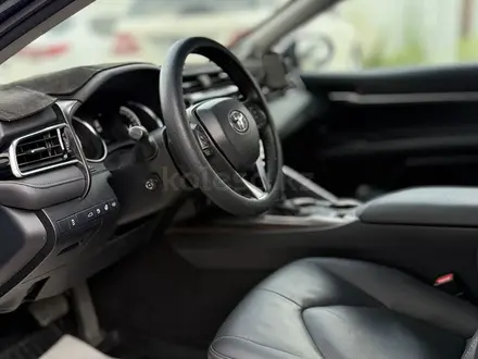 Toyota Camry 2019 года за 16 500 000 тг. в Алматы – фото 14