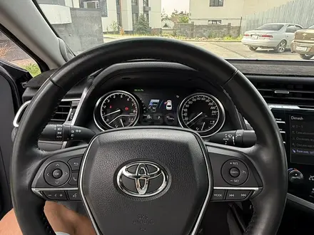Toyota Camry 2019 года за 16 500 000 тг. в Алматы – фото 16