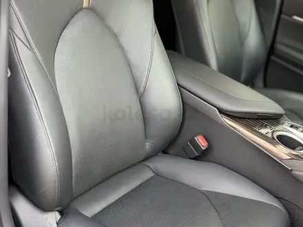 Toyota Camry 2019 года за 16 500 000 тг. в Алматы – фото 20