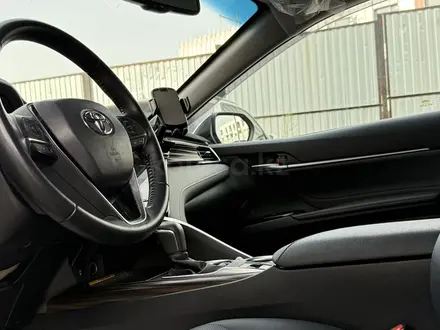 Toyota Camry 2019 года за 16 500 000 тг. в Алматы – фото 28