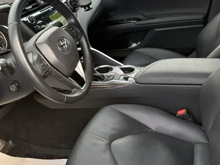 Toyota Camry 2019 года за 16 500 000 тг. в Алматы – фото 43