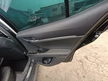 Стойка двери центральная правая Toyota Camry 70 за 250 000 тг. в Тараз – фото 2