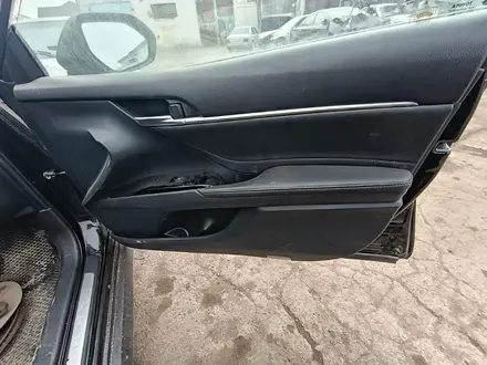 Стойка двери центральная правая Toyota Camry 70 за 250 000 тг. в Тараз