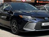 Toyota Camry 2021 года за 13 700 000 тг. в Алматы – фото 4