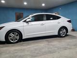 Hyundai Elantra 2019 года за 3 825 000 тг. в Уральск – фото 2