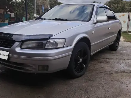 Toyota Camry 1997 года за 3 200 000 тг. в Сарканд – фото 2