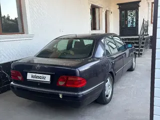 Mercedes-Benz E 230