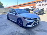 Toyota Camry 2021 года за 14 000 000 тг. в Алматы