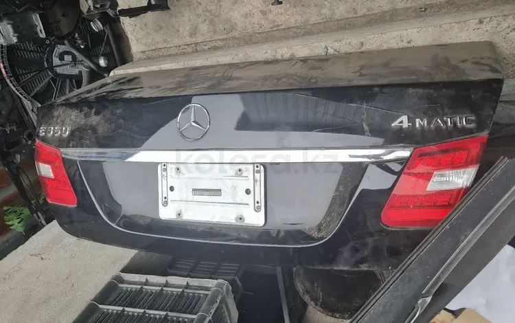 Крышка багажника Mercedes w212 за 1 000 тг. в Алматы