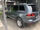 Volkswagen Touareg 2008 года за 4 300 000 тг. в Алматы – фото 2