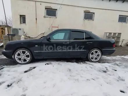 Mercedes-Benz E 240 1997 года за 1 050 000 тг. в Шымкент – фото 9