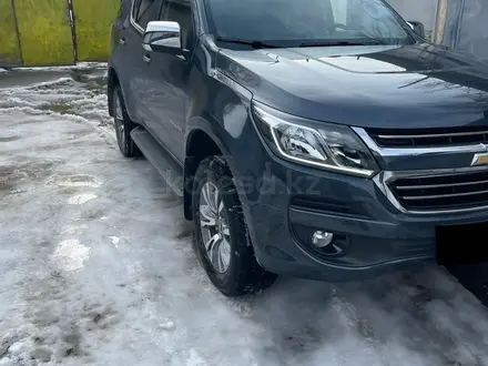 Chevrolet TrailBlazer 2022 года за 14 990 000 тг. в Шымкент – фото 2