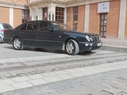 Mercedes-Benz E 280 1998 года за 2 700 000 тг. в Актау – фото 3