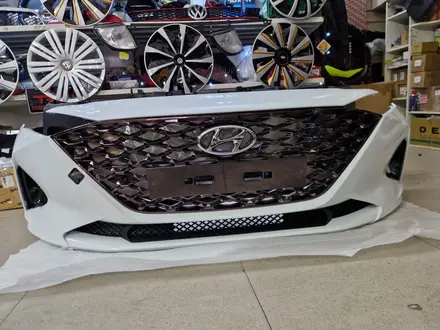 Белый Бампер передний в сборе Hyundai Solaris Accent 20-22 за 100 000 тг. в Караганда – фото 3