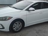 Hyundai Elantra 2018 года за 3 900 000 тг. в Атырау – фото 2
