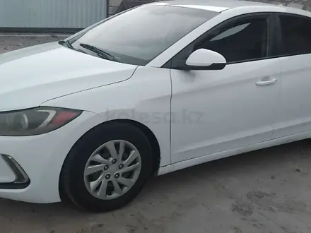 Hyundai Elantra 2018 года за 3 900 000 тг. в Атырау – фото 2