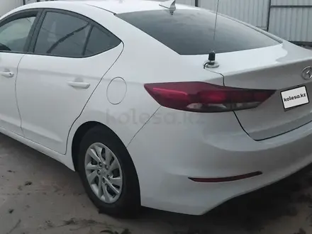 Hyundai Elantra 2018 года за 3 900 000 тг. в Атырау – фото 3