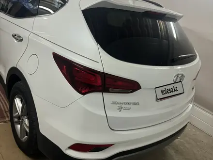 Hyundai Santa Fe 2017 года за 6 800 000 тг. в Актобе – фото 2