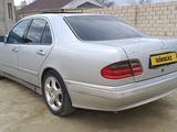 Mercedes-Benz E 320 2000 года за 3 200 000 тг. в Жанаозен – фото 2