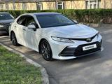 Toyota Camry 2022 года за 18 500 000 тг. в Алматы – фото 3