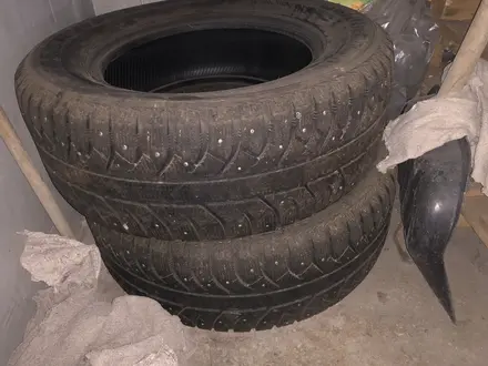 Шины Bridgestone зимние, шипованные. за 50 000 тг. в Павлодар